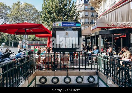 Paris, France - 1er octobre 2023 : station de métro Sèvres-Babylone à Paris Banque D'Images