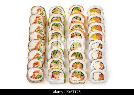 Ensemble attrayant de divers rouleaux de sushi sur fond blanc Banque D'Images