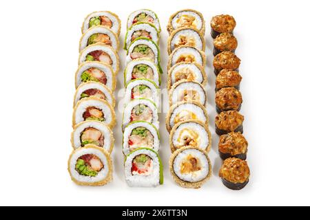 Poulet croustillant tempura et rouleaux de crevettes, norimaki cuit au four, uramaki garni d'avocat Banque D'Images