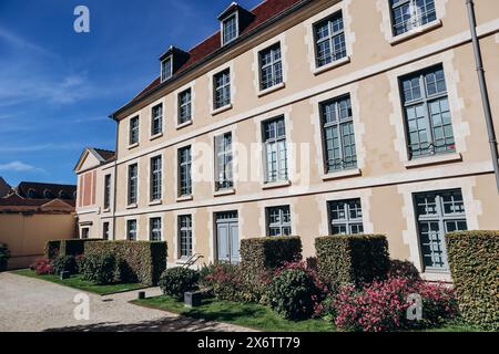 Paris, France - 1er octobre 2023 : sièges sociaux de Kering et Balenciaga, situés dans l'ancien Hôpital Laennec dans le 7ème arrondissement de Paris. Banque D'Images