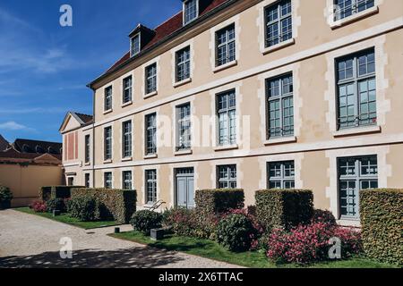 Paris, France - 1er octobre 2023 : sièges sociaux de Kering et Balenciaga, situés dans l'ancien Hôpital Laennec dans le 7ème arrondissement de Paris. Banque D'Images