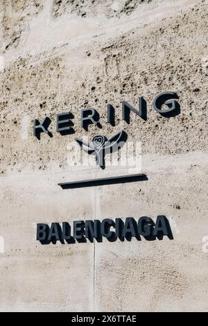 Paris, France - 1er octobre 2023 : sièges sociaux de Kering et Balenciaga, situés dans l'ancien Hôpital Laennec dans le 7ème arrondissement de Paris. Banque D'Images
