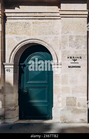 Paris, France - 1er octobre 2023 : sièges sociaux de Kering et Balenciaga, situés dans l'ancien Hôpital Laennec dans le 7ème arrondissement de Paris. Banque D'Images