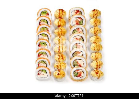 Ensemble de rouleaux de fromage cuits au four et uramaki avec saumon et crevettes Banque D'Images