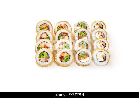 Assortiment de rouleaux de sushi avec tempura, saumon et anguille sur blanc Banque D'Images
