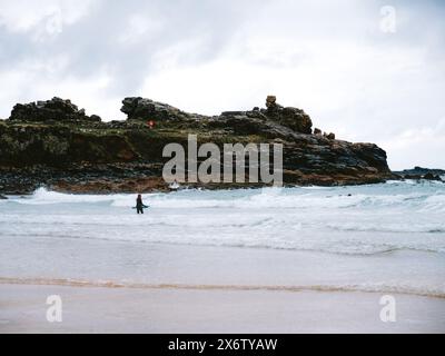 Surf sur Fistral Beach, Newquay Banque D'Images