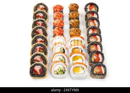 Les rouleaux de sushi se régalent avec des garnitures cuites au four et des revêtements croustillants Banque D'Images