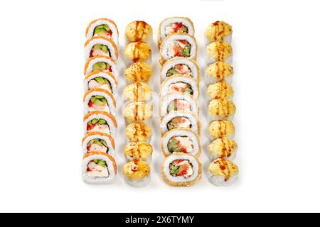 Ensemble de rouleaux de fromage cuits au four et uramaki avec saumon et crevettes Banque D'Images