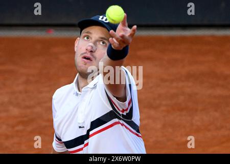 Rome, Italie. 16 mai 2024. Nicolas Jarry, du Chili, en action lors du match contre Stefanos Trsitsipas, de Grèce, au tournoi de tennis Internazionali BNL d'Italia 2024 au Foro Italico à Rome, Italie, le 16 mai 2024. Crédit : Insidefoto di andrea staccioli/Alamy Live News Banque D'Images