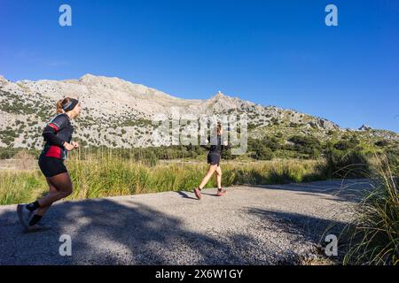 Coureur de montagne devant Puig Major, réservoir Cuber, zone naturelle de la Serra de Tramuntana., Majorque, Îles Baléares, Espagne. Banque D'Images