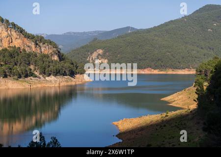 Réservoir Tranco - El Tranco de Beas-, Parc naturel des Sierras de Cazorla, Segura et Las Villas, province de Jaén, Andalousie, Espagne. Banque D'Images