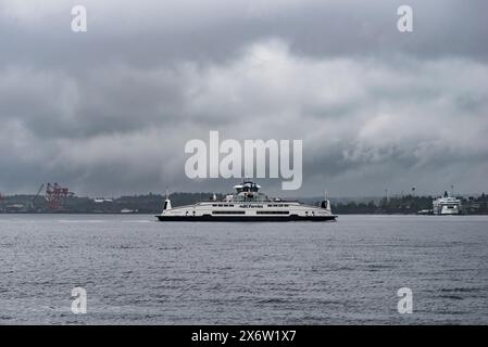 BC Ferry ship L'Island Gwawis traverse un jour de pluie dans le détroit de Georgia, entre des îles le long de la côte de la Colombie-Britannique Banque D'Images