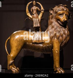 Aquamanile en forme de Lion avec une figure femelle montée, 13ème siècle, Amsterdam, pays-Bas. Banque D'Images