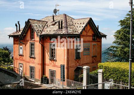 Brunate, Côme, Lombardie, Italie. Bellavista Boutique Hotel & Restaurant. L’hôtel Bellavista a été inauguaré en 1896, juste après l’ouverture du funiculaire de Côme-Brunate. Banque D'Images