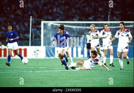 Ravezzani/LaPresse19-06-1990 Roma, Italia Calcio Campionati del mondo Italia 90 Italia-Cecoslovacchia 2-0 Nella foto : Paolo Maldini abbraccia ROBERTO BAGGIO dopo il gol. Crédit : LaPresse/Alamy Live News Banque D'Images