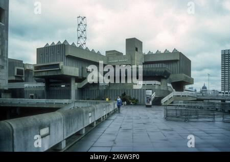 Photographie d'archive de 1976 de la Hayward Gallery sur la rive sud de Londres. La sculpture lumineuse cinétique sur le toit, alimentée par le vent, a été construite en 1972 et enlevée en 2008. Banque D'Images
