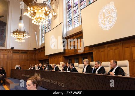 La Haye. 16 mai 2024. Les juges assistent à une audience de la Cour internationale de Justice (CIJ) au Palais de la paix à la Haye, aux pays-Bas, le 16 mai 2024 la Cour internationale de Justice (CIJ) a ouvert jeudi ses audiences de deux jours concernant la demande de l'Afrique du Sud de mettre fin à l'offensive militaire israélienne à Gaza. Crédit : Sylvia Lederer/Xinhua/Alamy Live News Banque D'Images