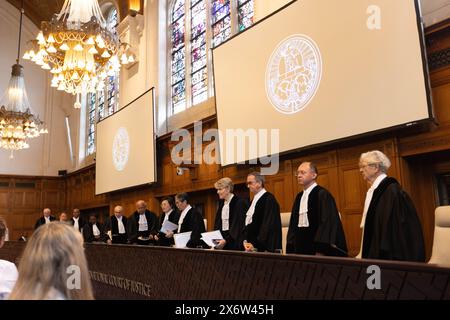 La Haye, pays-Bas. 16 mai 2024. Les juges assistent à une audience de la Cour internationale de Justice (CIJ) au Palais de la paix à la Haye, pays-Bas, le 16 mai 2024. La Cour internationale de Justice (CIJ) a ouvert jeudi ses audiences de deux jours concernant la demande de l'Afrique du Sud de mettre fin à l'offensive militaire israélienne à Gaza. Crédit : Sylvia Lederer/Xinhua/Alamy Live News Banque D'Images