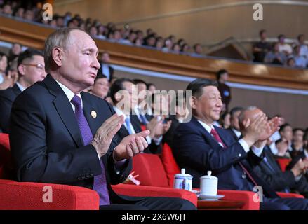 Pékin, Chine. 16 mai 2024. Le président russe Vladimir Poutine (à gauche) et le président chinois Xi Jinping assistent à un concert marquant le 75ème anniversaire de l'établissement des relations diplomatiques entre la Russie et la Chine et l'ouverture des années de culture sino-russes au Centre national des arts de la scène à Pékin, capitale de la Chine, jeudi, 16 mai 2024. Photo de l'agence d'État russe Spoutnik/UPI. Crédit : UPI/Alamy Live News Banque D'Images