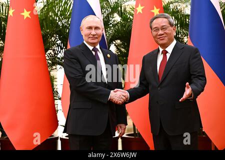 Pékin, Chine. 16 mai 2024. Le président russe Vladimir Poutine et le premier ministre chinois Li Qiang se serrent la main lors d'une réunion à Pékin, capitale de la Chine, le jeudi 16 mai 2024. Photo de l'agence d'État russe Spoutnik/UPI. Crédit : UPI/Alamy Live News Banque D'Images