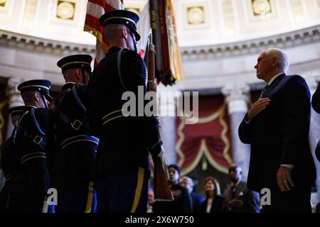 Washington, États-Unis. 16 mai 2024. L'ancien vice-président américain Mike Pence représente les membres de la Garde de couleur de l'armée américaine lors d'une cérémonie de dévoilement d'une statue du regretté révérend Billy Graham, le jeudi 16 mai 2024 à Washington DC. Crédit : Aaron Schwartz/CNP crédit : Abaca Press/Alamy Live News Banque D'Images