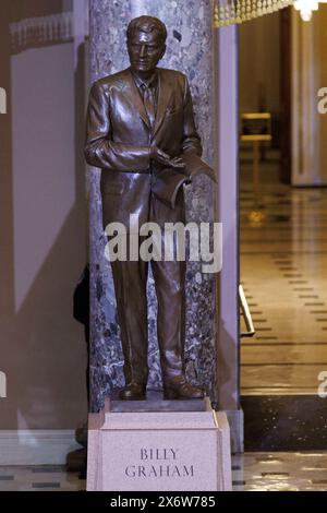 Washington, États-Unis. 16 mai 2024. Une statue du regretté révérend Billy Graham est vue lors d'une cérémonie célébrant son inauguration dans le Capitole, le jeudi 16 mai 2024 à Washington DC. Crédit : Aaron Schwartz/CNP crédit : Abaca Press/Alamy Live News Banque D'Images