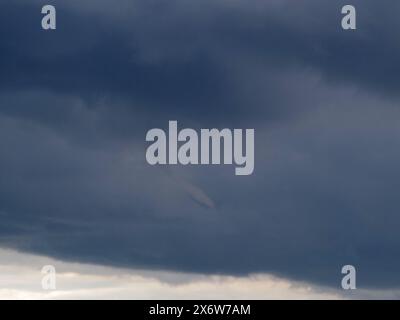 Sheerness, Kent, Royaume-Uni. 16 mai 2024. Météo britannique : un nuage en entonnoir vu ce soir à Sheerness, Kent. Crédit : James Bell/Alamy Live News Banque D'Images