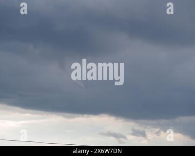 Sheerness, Kent, Royaume-Uni. 16 mai 2024. Météo britannique : un nuage en entonnoir vu ce soir à Sheerness, Kent. Crédit : James Bell/Alamy Live News Banque D'Images