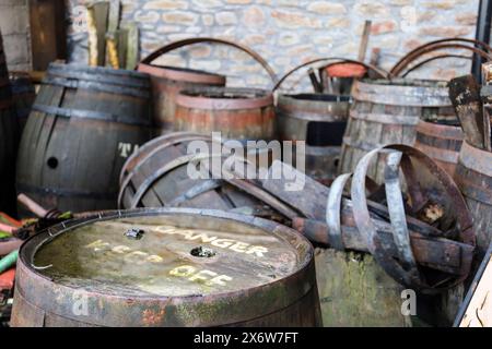 Bristol, Angleterre- 29 mars 2024 : vieux barils au Great Western Dockyard de Bristol Banque D'Images