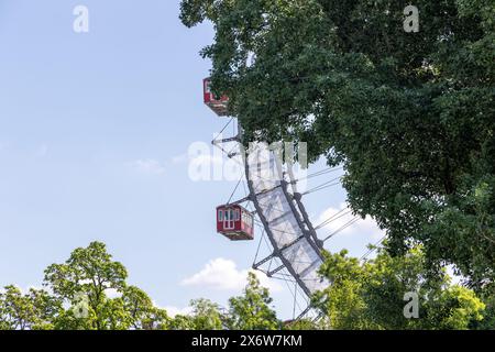 Grande roue contre ciel bleu et nuages à Vienne, Autriche Banque D'Images