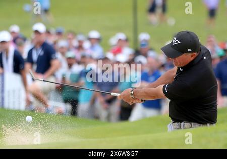 Louisville, États-Unis. 15 mai 2024. Phil Mickelson sort du sable sur le premier green lors de la première manche du championnat PGA 2024 au parcours de golf Valhalla, le jeudi 16 mai 2024 à Louisville, Kentucky. Photo de John Sommers II/UPI crédit : UPI/Alamy Live News Banque D'Images