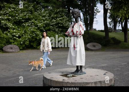 Kiev, Ukraine. 16 mai 2024. Une jeune fille marche près du monument « mémoire amère de l'enfance » qui symbolise les victimes de l'Holodomor (famine) vêtues d'une chemise brodée à l'occasion de la Journée de la Vyshyvanka à Kiev. (Photo de Oleksii Chumachenko/SOPA image/SIPA USA) crédit : SIPA USA/Alamy Live News Banque D'Images