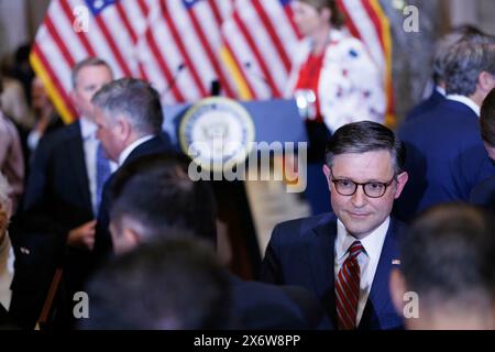 Washington, Vereinigte Staaten. 16 mai 2024. Le président de la Chambre des représentants des États-Unis Mike Johnson (républicain de Louisiane) s’entretient avec les invités après avoir assisté à une cérémonie célébrant le dévoilement d’une statue du regretté révérend Billy Graham, le jeudi 16 mai 2024. Crédit : Aaron Schwartz/CNP/dpa/Alamy Live News Banque D'Images