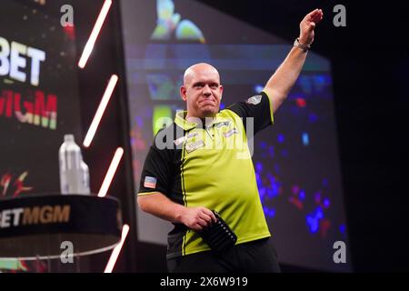 Sheffield, Royaume-Uni. 16 mai 2024. Michael van Gerwen célèbre sa victoire lors des fléchettes BetMGM premier League 2024, nuit 16, Sheffield à Utilita Arena, Sheffield, Angleterre, Royaume-Uni le 16 mai 2024 crédit : Every second Media/Alamy Live News Banque D'Images