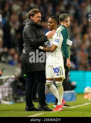 Le manager de Leeds United Daniel Farke (à gauche) embrasse Crysencio Summerville après avoir été remplacé lors du match de deuxième manche en demi-finale du Sky Bet Championship à Elland Road, Leeds. Date de la photo : jeudi 16 mai 2024. Banque D'Images