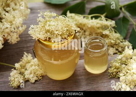 Deux bocaux de sirop de fleur de sureau maison fabriqués au printemps Banque D'Images