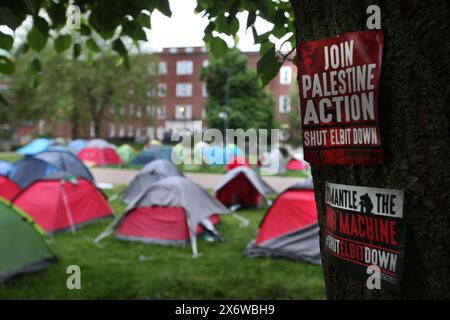 Manchester, Greater Manchester, Royaume-Uni. 15 mai 2024. Dans le camp de résistance sur les pelouses de l'Université de Manchester, des flyers pour Palestine action et contre la compagnie israélienne d'armes Elbit Systems ont été attachés à un arbre. Les manifestants descendent dans les rues de Manchester pour commémorer le 76e anniversaire de la Nakba (la catastrophe) lorsqu’en 1948, plus de 700 000 Palestiniens ont fui ou ont été expulsés de leurs maisons et de leurs terres par les paramilitaires et l’État israélien. Cette population et ses décents vivent en exil et promettent de revenir un jour. Ils terminent le rallye à la Manche Banque D'Images