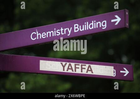 Manchester, Greater Manchester, Royaume-Uni. 15 mai 2024. À la destination des marches, un panneau a été modifié au camp de résistance pour lire Yaffa dans un sens et le bâtiment de chimie dans un autre. Les manifestants descendent dans les rues de Manchester pour commémorer le 76e anniversaire de la Nakba (la catastrophe) lorsqu’en 1948, plus de 700 000 Palestiniens ont fui ou ont été expulsés de leurs maisons et de leurs terres par les paramilitaires et l’État israélien. Cette population et ses décents vivent en exil et promettent de revenir un jour. Ils terminent le rallye à l'Université de Manchester où les étudiants an Banque D'Images