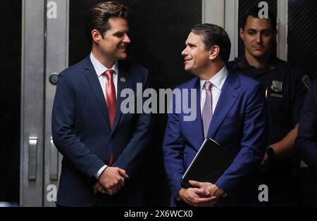 New York, États-Unis. 16 mai 2024. Le représentant Matt Gaentz, R-FL (G) s’entretient avec l’avocat Todd Blanche alors que l’ancien président Donald Trump s’entretient avec des journalistes à la Cour pénale de Manhattan à New York le jeudi 16 mai 2024. Michael Cohen, un fixateur unique et avocat personnel de Trump, devrait continuer à témoigner dans le procès criminel contre l’ancien président. Photo de la piscine par Mike Segar/UPI crédit : UPI/Alamy Live News Banque D'Images