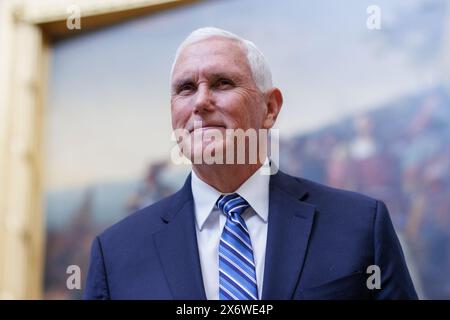 L’ancien vice-président américain Mike Pence traverse la rotonde du Capitole américain à Washington DC, après avoir assisté à une cérémonie célébrant le dévoilement d’une statue du regretté révérend Billy Graham, le jeudi 16 mai 2024. Crédit : Aaron Schwartz/CNP/MediaPunch Banque D'Images