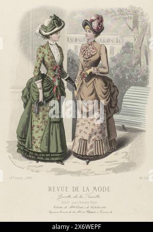 Revue de la mode, Gazette de la famille, dimanche 22 avril 1883, 12e annee, No. 590 : toilettes de Melles Vidal (...), deux femmes sur un banc de jardin, en robes de Vidal. A gauche : Robe d'interieur' faite de vert mousse Uni 'satin ottoman' (satin) et le même tissu ouvert. Droite : Robe en brocatel beige et Uni 'tissu de fantaisie', pour une promenade ou à l'intérieur. Sous l'image une ligne de texte publicitaire pour divers produits. Tirage tiré du magazine de mode revue de la mode (1872-1913). Description détaillée des vêtements à la page 122 'PLANCHE COLORIÉE'., imprimeur : A. Chaillot, (mentionné sur Banque D'Images