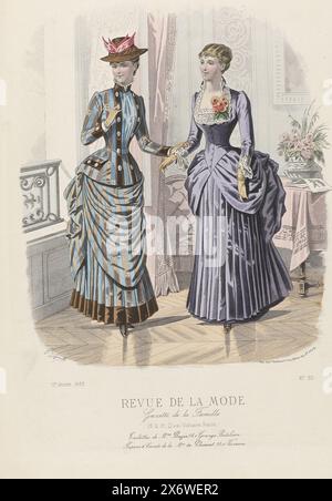 Revue de la mode, Gazette de la famille, dimanche 16 septembre 1883, 12e annee, No. 611 : toilettes de M.me Bazin (...), deux femmes dans un intérieur, en robes de Bazin. A gauche : bleu 'toilette' en tissu rayé et velours Uni. Corsage avec bandes de velours avec de grands boutons, col et poignets en velours. Chapeau de paille ou de feutre surmonté de quatre ailes rouges. Droite : robe en soie violette et velours. Encolure carrée ornée de dentelle et d'une fleur en relief ; un petit col debout à l'arrière. Manches longues avec poignets en dentelle. Avec une ligne de texte publicitaire pour différents produits. Imprimer à partir du magazine de mode Banque D'Images