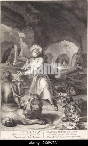 Daniel dans la fosse aux lions, Daniel est agenouillé dans une grotte, entouré de lions. Illustration du texte biblique Dan. 6h17. Sous la représentation, le titre en hébreu, anglais, allemand, latin, français et néerlandais., imprimerie, imprimeur : Matthijs Pool, (mentionné sur l'objet), après dessin par : Bernard Picart, (mentionné sur l'objet), éditeur : Bernard Picart, (éventuellement), imprimeur : Amsterdam, Editeur : Amsterdam, éditeur : la Haye, 1705 - 1720 et/ou 1720 - 1728, papier, gravure, gravure, hauteur, 354 mm × largeur, 226 mm Banque D'Images