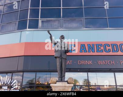 La statue de l'ancien manager Jimmy Hill devant la CBS Arena à Coventry, West Midlands, Royaume-Uni Banque D'Images