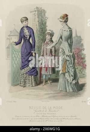 Revue de la mode, Gazette de la famille, dimanche 13 juin 1880, 9e année, N° 441 : toilettes de me Delannoy (...), deux femmes et une jeune fille à la porte d'un jardin, vêtues de robes par Delannoy. A gauche : robe courte de 'sourate' violette et 'sourate pompadour' avec des fleurs violettes, pour une jeune femme. Milieu : costume de fille de 'sourate' gris, garni de garniture rouge. Chapeau de paille blanc avec plumes bleues. Droite : robe pour une jeune femme en batiste rayé en vert et blanc. 'Corsage habit' avec large col plat garni de dentelle blanche. Ci-dessous l'image sont quelques lignes de texte publicitaire pour différents produits Banque D'Images