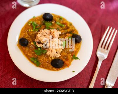 Salade tunisienne de méchouia de légumes grillés avec thon et olives sur le dessus, gros plan Banque D'Images