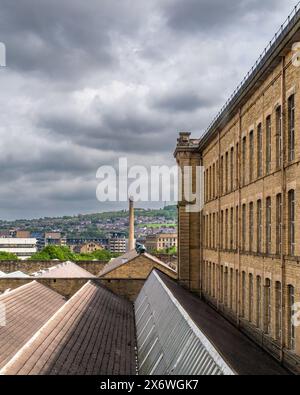 Vue par la fenêtre du deuxième étage au moulin de sels, Saltaire. Cette ancienne usine textile victorienne classée Grade II est maintenant une galerie d'art et des boutiques. Banque D'Images