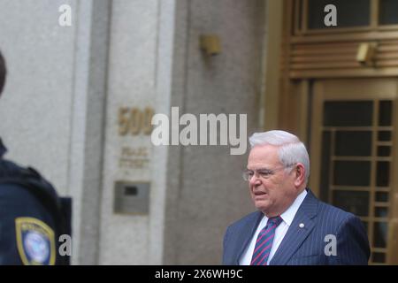 New York, États-Unis. 16 mai 2024. Le sénateur Robert Menendez quitte le tribunal du SDNY au milieu de son procès sur des accusations de corruption en Égypte et au Qatar. Credit : Matthew Russell Lee/Alamy Live News Banque D'Images