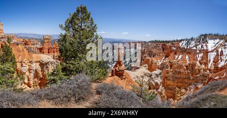 Flèche enneigée comme Hoodoos - formation géologique frappante dans le parc national de Bryce Canyon, Utah, États-Unis, le 24 avril 2024 Banque D'Images