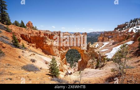 Gros plan d'une arche de pont naturel enneigée dans le parc national de Bryce Canyon, Utah, États-Unis, le 24 avril 2024 Banque D'Images